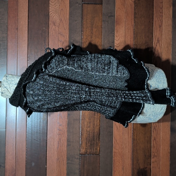 Sioni Women's Black and Gray Sweater - Picture 7 of 10